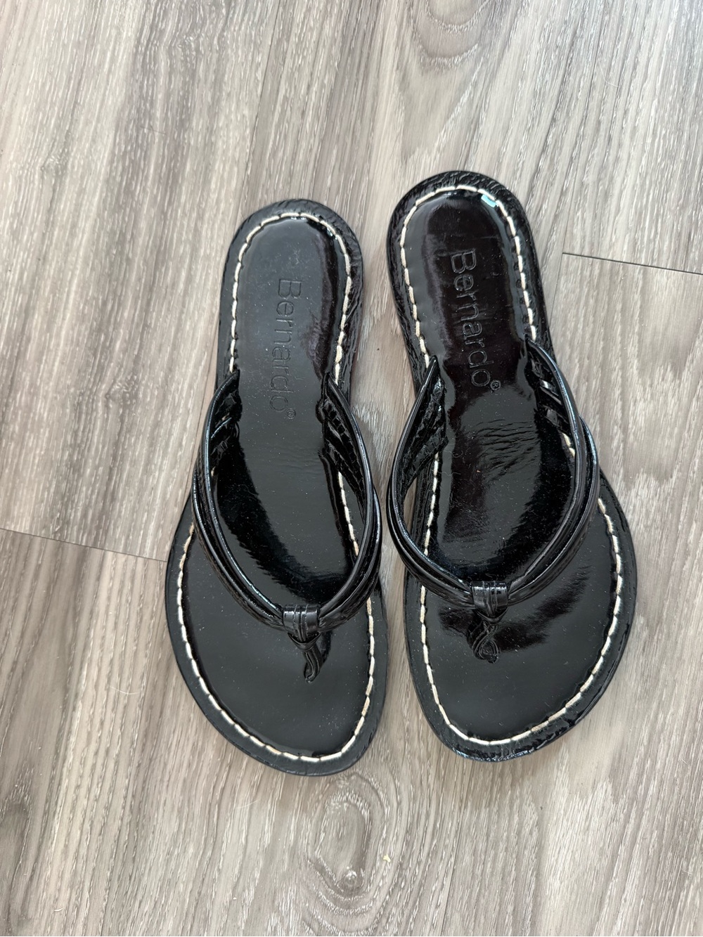 Bernardo Mistral Black Patent Leather Thong Sandals White Stitching 8M